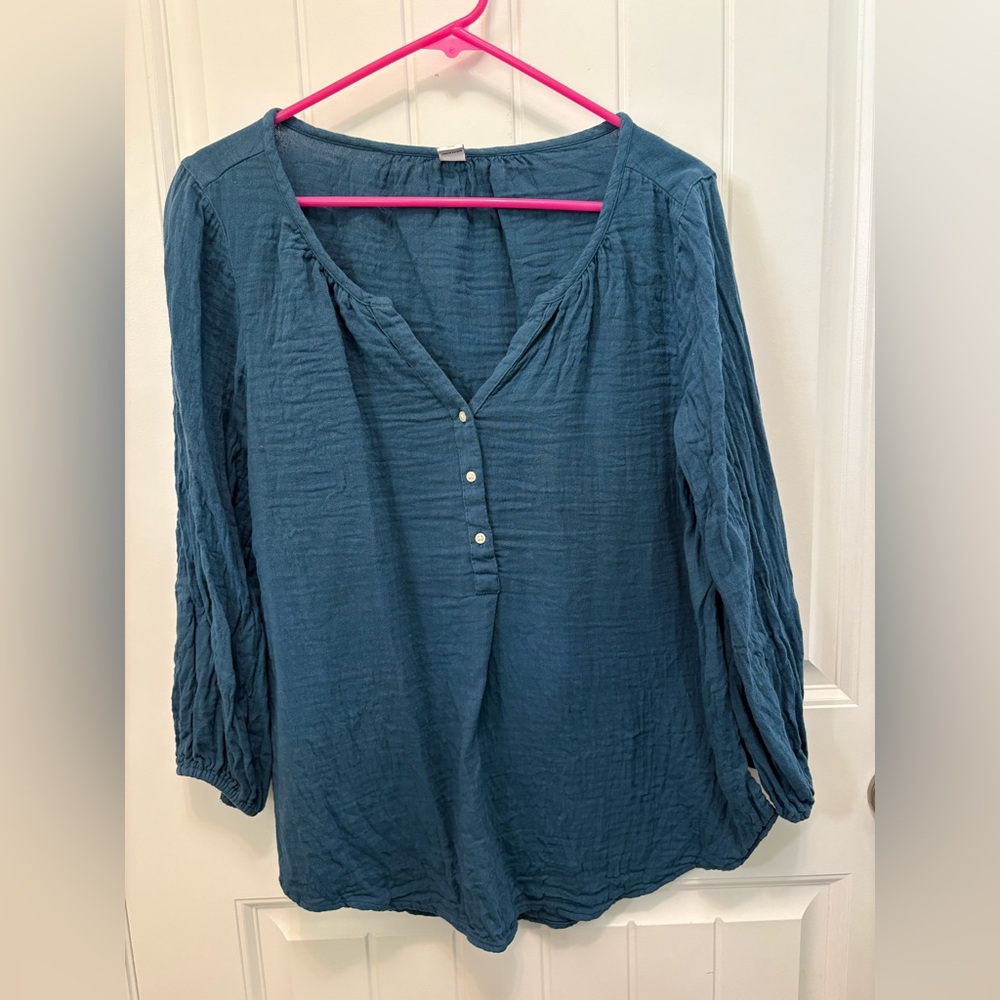 Old Navy Blue long sleeve textured Blouse. Size XS. Split V-neck with 3 buttons.